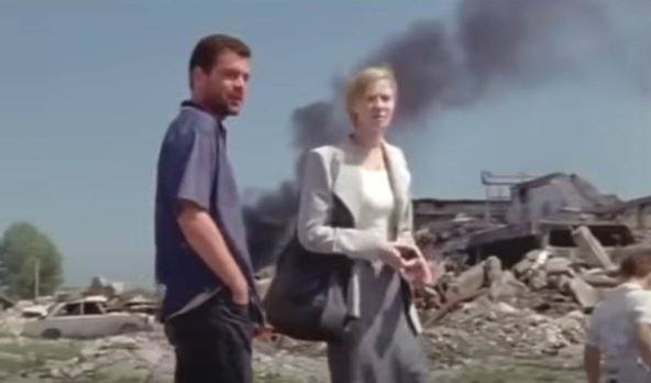 Nrbojša Glogovac i Ana Sofrenović u Nebeskoj udici, scena ispred bombardovane zgrade