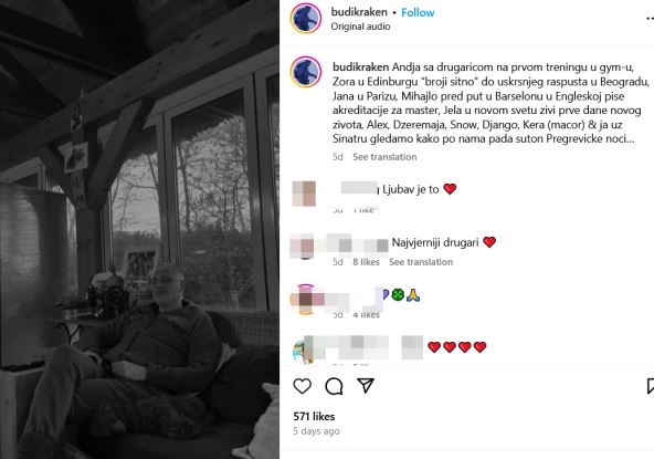 Čeda Jovanović sedi u kući i peva