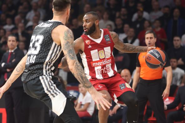 Kodi Miler Mekintajer vodi loptu