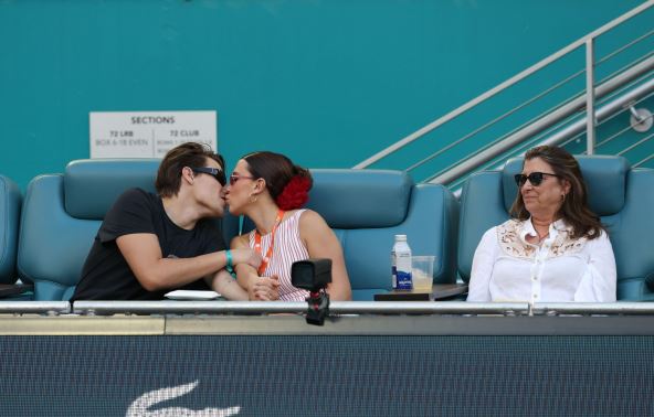 Džejk Džon bon Džovi i Mili Bobi Braun na meču Novaka Đokovića