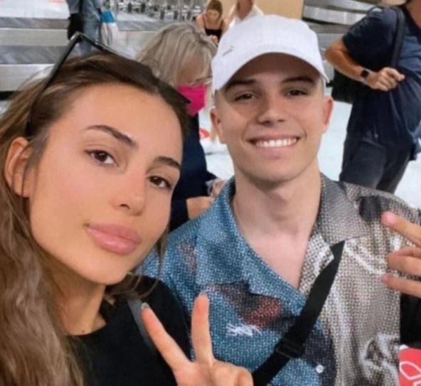 Anastasija Ražnatović i Vojaž na aerodromu poziraju