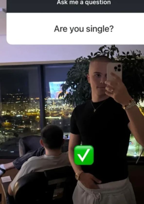Vojaž odgovara napitanje da li je zauzet na instagramu uz selfi