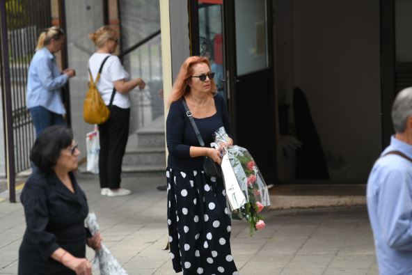 Tanja Bošković sa buketom cveća u Aleji zaslužnih građana