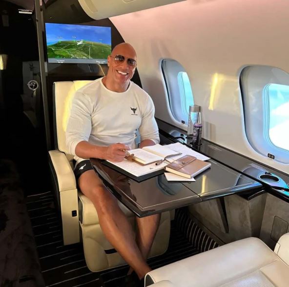 Dvejn Džonson Rok u privatnom avionu