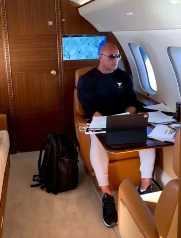 Dvejn Džonson u privatnom avionu