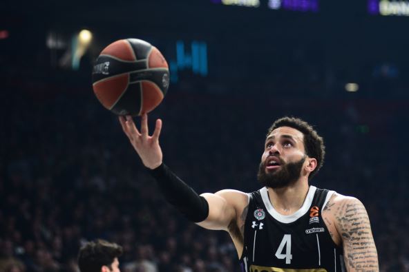 Dvejn Vašington daje koš u Partizanu
