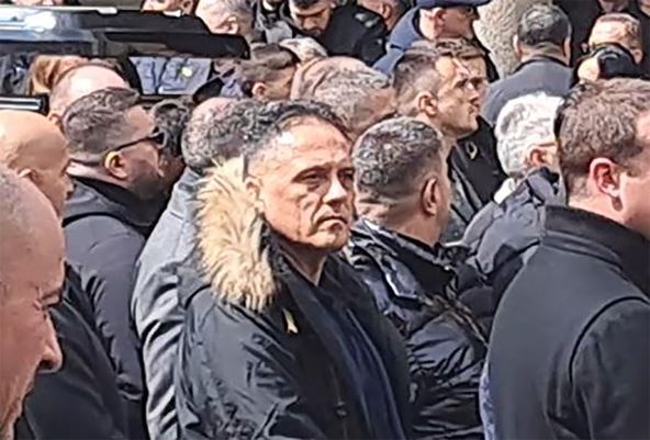 Bivši muž Maje Marijane na sahrani Željka Rutovića (2).jpg