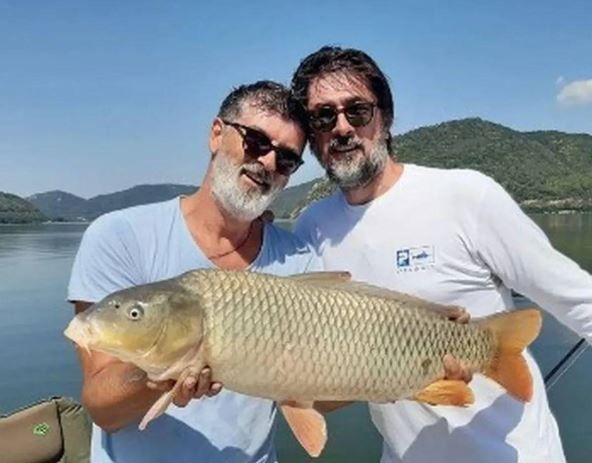 Bojan i Vojin Ćetković na pecanju