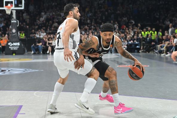 Karlik Džons u duelu sa Fakundom Kampacom