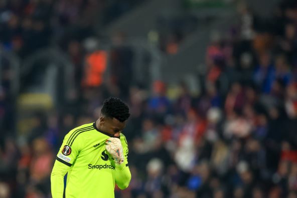 Andre Onana briše dres posle kiksa u Mančester junajtedu