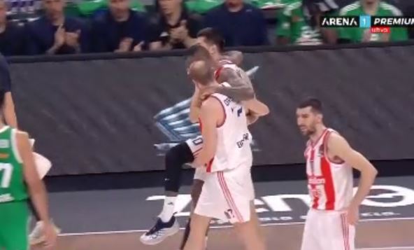 Kodi Miler Mekintajer povreda na meču Panatinaikos - Crvena zvezda (1).jpg