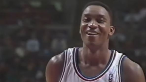 Ajzeja Tomas se smeje u dresu Detroit Pistonsa