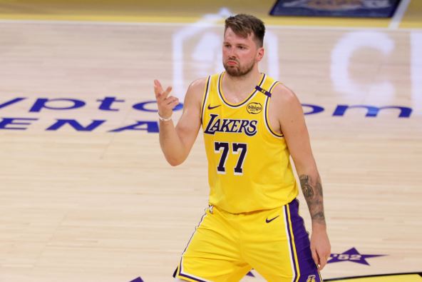 Luka Dončić pokazuje prstom na navijača na utakmici Lejkersa