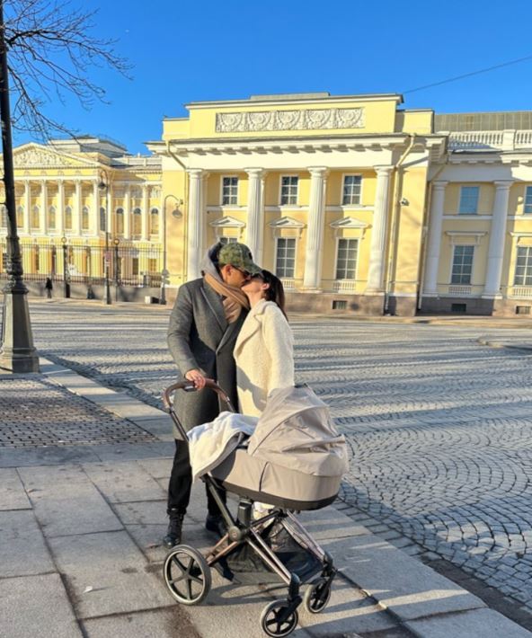 Miloš Biković Ivana Malić šetaju sina u kolicima