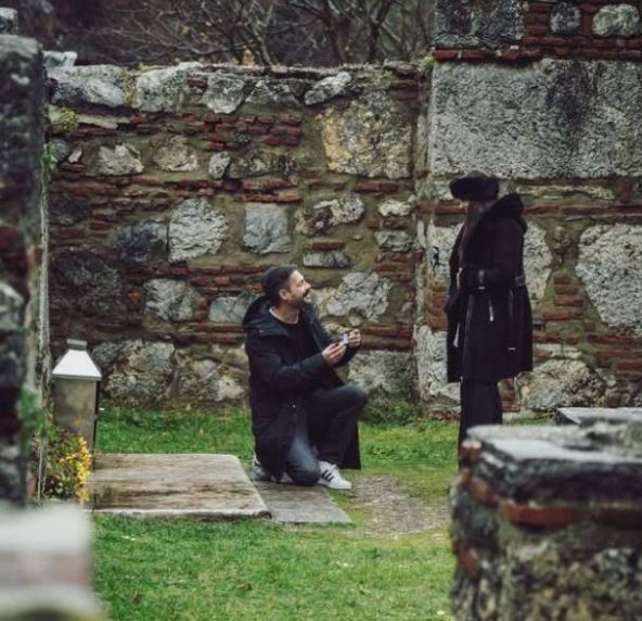 Milan Vasić prosi devojku ispred manastira
