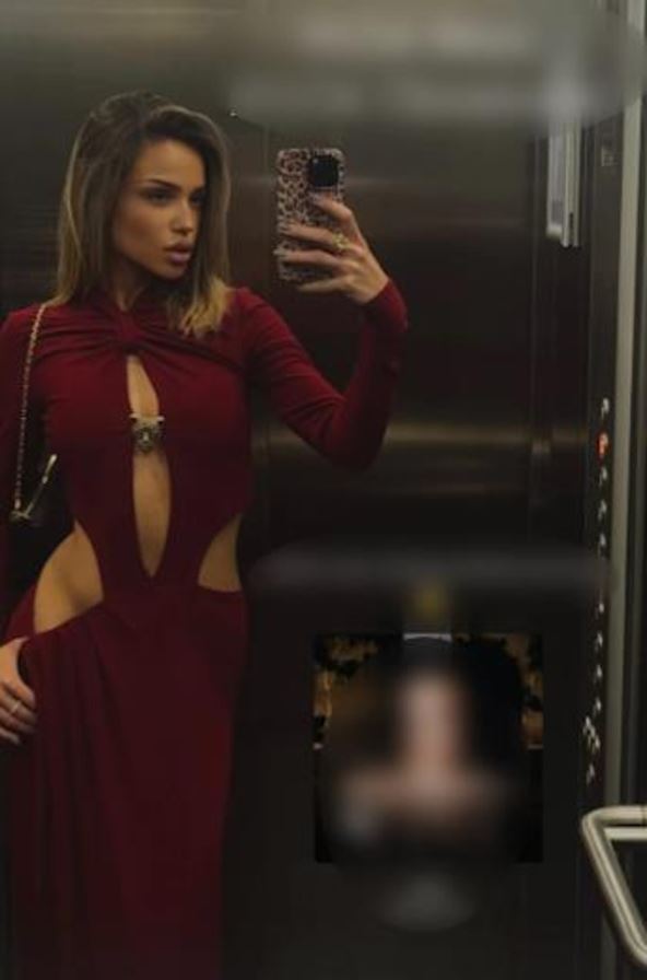 Breskvica pravi selfi u liftu
