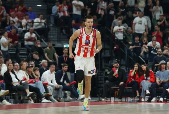 Filip Petrušev trči u odbranu na utakmici Bajern - Crvena zvezda