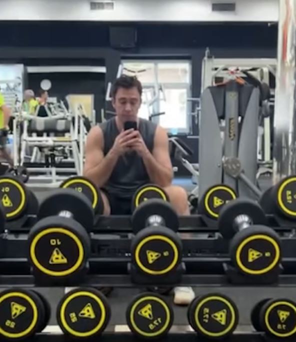 Stefan Popović se snima u teretani