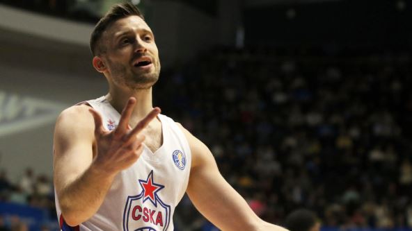 Aleksa Avramović u dresu CSKA Moskve slavi trojku