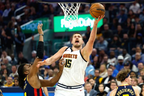 Nikola Jokić daje koš protiv Golden Stejta za Denver