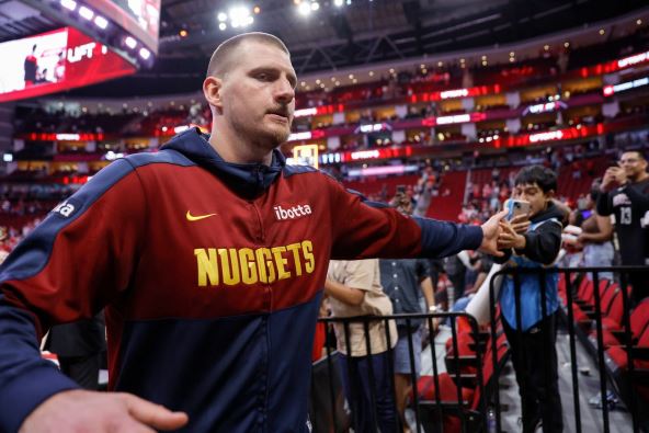 Nikola Jokić na zagrevanju za utakmicu