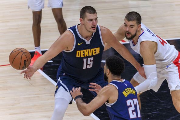 Nikola Jokić u duelu sa Ivicom Zupcem