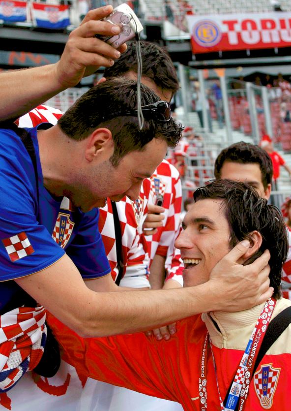 Nikola Pokrivač i hrvatski navijač na Evropskom prvenstvu