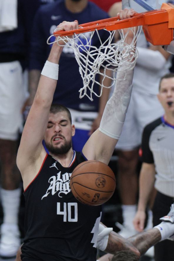 Ivica Zubac zakuca u dresu Los Anđeles Klipersa