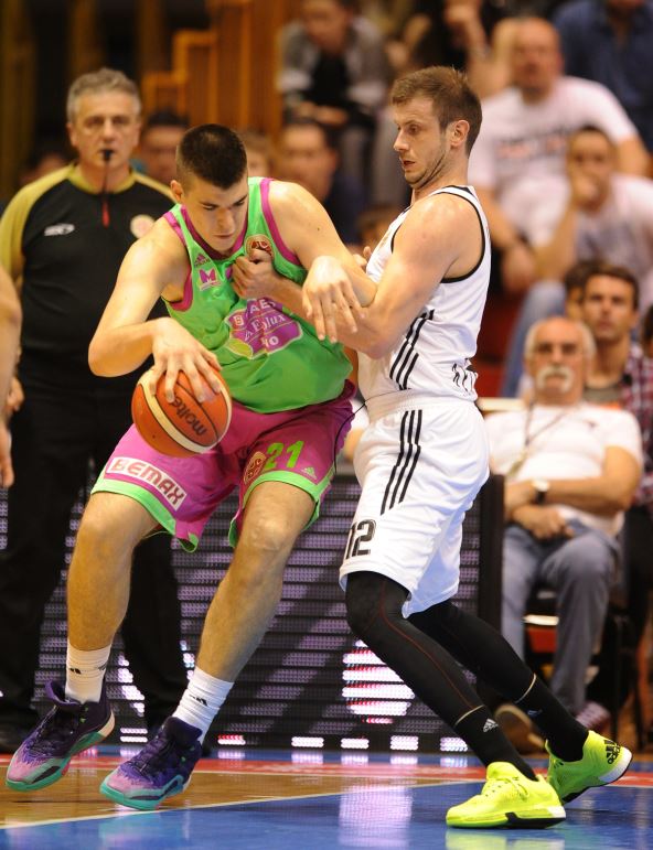 Ivica Zubac u Megi, u duelu sa Novicom Veličkovićem