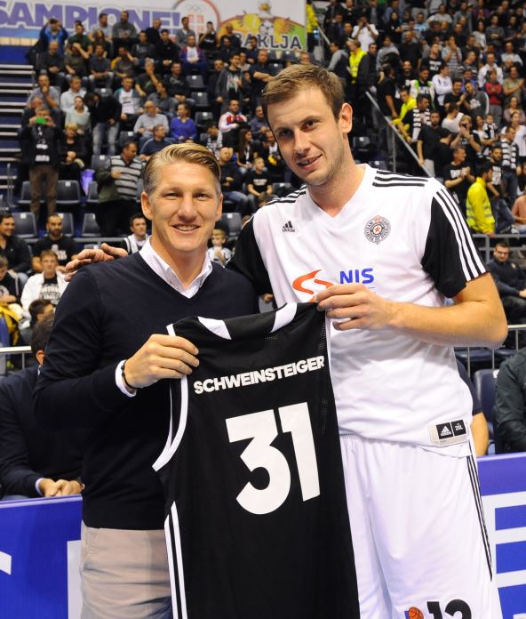 Bastijan Švajnštajger dobio dres Partizana od Novice Velčikovića