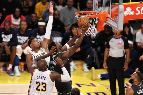 Entoni Edvards u prodoru na utakmici Lejkersi - Minesota