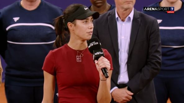 Olga Danilović drži govor posle finala u Ruenu