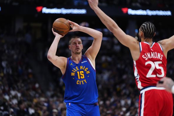Nikola Jokić protiv Bena Simonsa u utakmici Denver - Klipersi