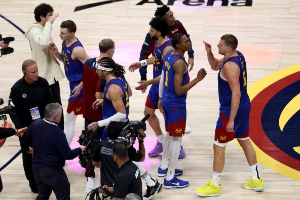 Ekipa Denvera posle pobede protiv Klipersa