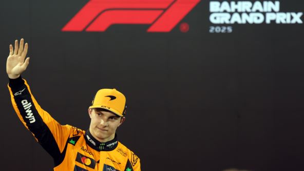 Oskar Pjastri na pobedničkom podijumu u Bahreinu