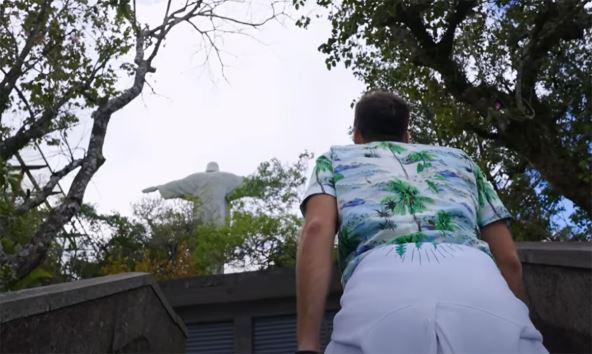 Robert Dacešin gleda u statuu Isusa Hrista u Brazilu