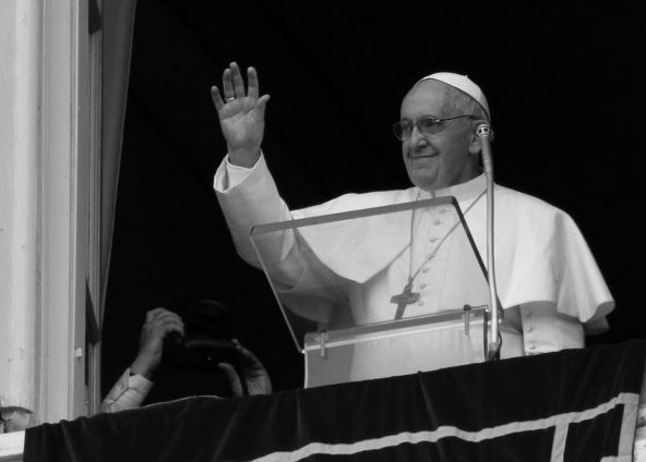 Papa Franja maše rukom