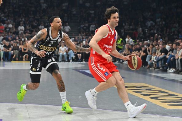 Miloš Teodosić i Karlik Džons u duelu na večitom derbiju