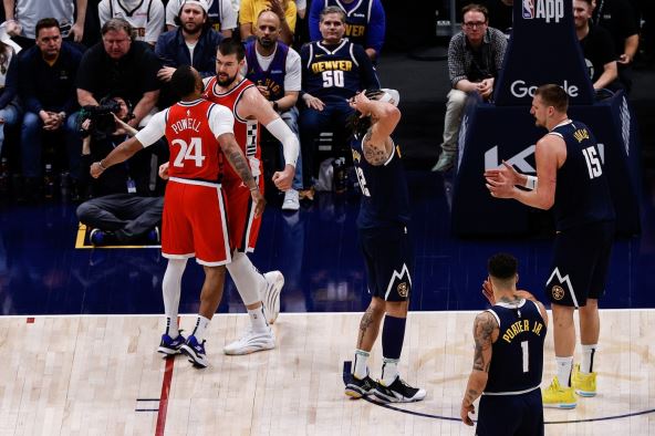Nikola Jokić i Eron Gordon tuguju dok Klipersi slave