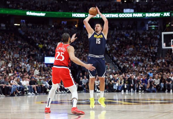 Nikola Jokić šutira trojku protiv Klipersa