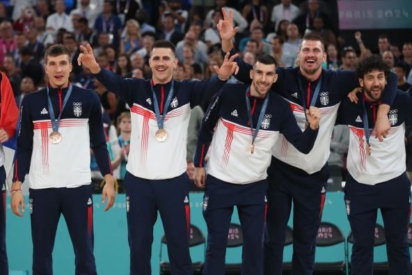 Srpski košarkaši slave medalju na Olimpijskim igrama u Parizu.