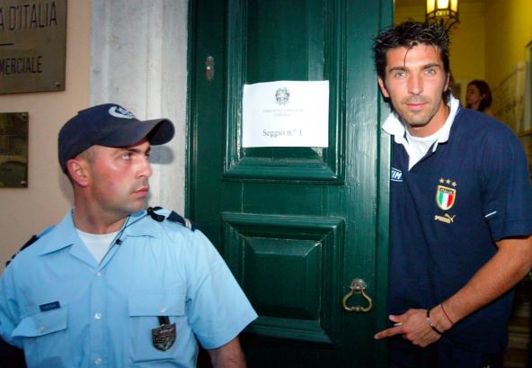 Đanluiđi Bufon i policijac na vratima
