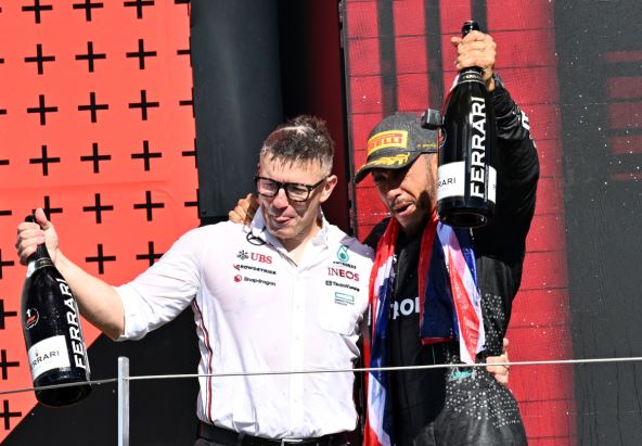 Pit Bonington i Luis Hamilton na pobedničkom podijumu