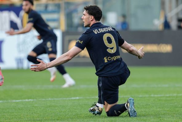 Dušan Vlahović se žali na utakmici Juventusa