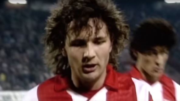 Siniša Mihajlović u dresu Zvezde protiv Bajerna