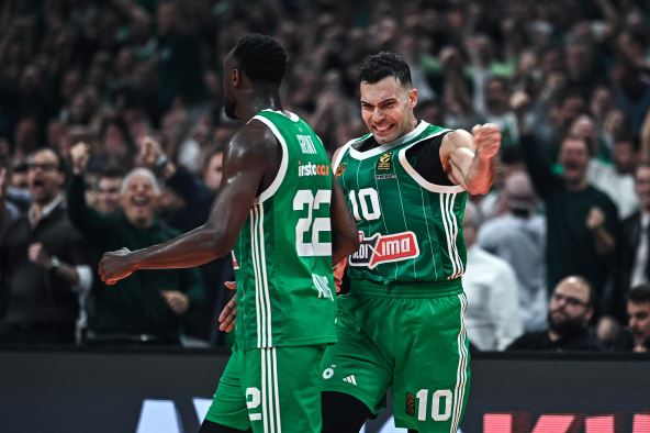 Kostas Slukas i Džerijan Grent slave pobedu nad Efesom