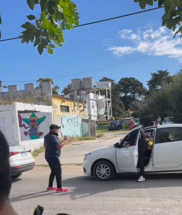 Dvojica u saobraćaju se svađaju
