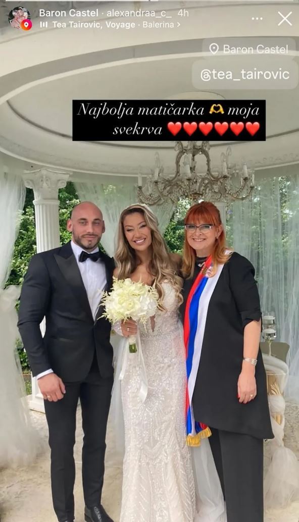 Tea Tairović i suprug poziraju sa matičarkom