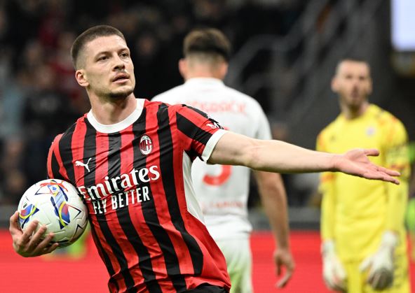 Luka Jović slavi gol u Milanu.