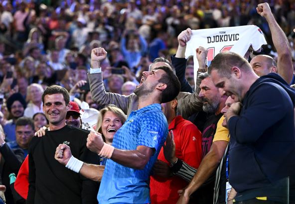 Novak Đoković slavi sa majkom Dijanom i bratom Markom.
